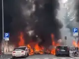 Varios coches arden tras una explosión en el centro de Milán.