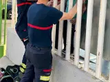Los bomberos rescatan a un niño atrapado entre una valla y un panel publicitario en Benidorm.