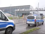 Policía alemana en la planta Mercedes-Benz Factory 56