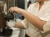 Imagen de archivo de un camarero sirviendo un café.