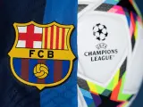 El escudo del Barça junto al balón de la Champions.