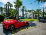 Ferrari rojo en el bulevar La Croisette de Cannes.
