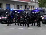 Mossos d'Esquadra despliegan un cordón policial frente a edificios okupados de Barcelona
