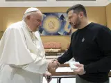 El papa Francisco recibe al presidente ucraniano, Volodimir Zelenski, en el Vaticano.
