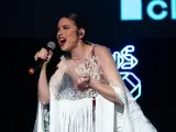 La cantante alicantina Blanca Paloma, durante su actuación en la Fiesta Ochentera que organiza Los 40 Classic, este domingo en la Plaza Mayor de Madrid.