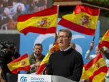 El l&iacute;der del PP, Alberto N&uacute;&ntilde;ez Feij&oacute;o, respalda a los candidatos de su partido a las elecciones del 28 M durante un mitin en Zaragoza este domingo.