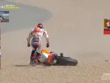 Marc Márquez intenta levantar su moto tras caerse en el GP de Francia.