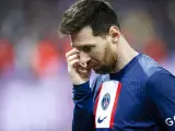 Messi escuchando los pitidos contra él en París.