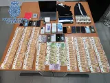 Dinero y objetos intervenidos por la Policía Nacional.
