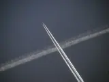 Rastro blanco de un avión en vuelo, también conocido como 'chemtrail'.