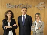 La directora general de Ibercaja Gestión, Lily Corredor, el director del grupo financiero, Luis Miguel Carrasco, y la directora de inversiones de la gestora, Beatriz Catalán.
