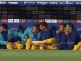 Jordi Alba, Marcos Alonso y Ferran Torres se ríen en el banquillo del Barça en el partido ante el Espanyol.