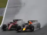 Charles Leclerc y Max Verstappen durante el lluvioso GP de Japón de 2022.