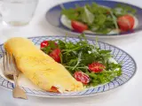 Los huevos, cocidos, revueltos o en tortilla con verduras, son perfectos para un desayuno saludable.