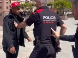 El padre del prometedor futbolista del Barça Lamine Yamal ataca a una carpa de Vox en Mataró