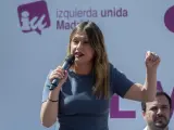 Alejandra Jacinto, candidata de Podemos, IU y AI a la Comunidad de Madrid, durante un acto de campaña.
