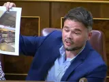 Gabriel Rufián muestra una foto de un tren de Rodalies en el Congreso.