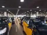 Los taxistas, parados en el aeropuerto de Barcelona este miércoles.