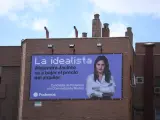 Cartel sobre la vivienda de Alejandra Jacinto, candidata de Podemos, IU y AV a la Comunidad de Madrid.