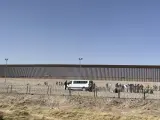 Migrantes tratan de cruzar la frontera entre México y Estados Unidos.