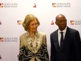 La reina emérita Sofía y el alcalde de Houston, Sylvester Turner, saludan a los invitados de la Biblioteca Julia Ideson hoy en Houston, Texas (EE.UU.).