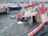Una golondrina, en situación de abandono desde hacía tiempo, se ha hundido este viernes a causa de una vía de agua, en el puerto de Alcúdia (Mallorca).