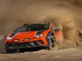 El Lamborghini Sterrato rueda sobre la pista del desierto de Coachella Valley.