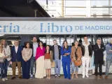 Una selección de escritores españoles posa junto al Tren de la Cultura.