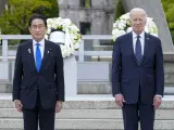 El primer ministro japonés, Fumio Kishida, y el presidente estadounidense, Joe Biden, a la derecha, reaccionan tras depositar una corona de flores en el Parque Conmemorativo de la Paz de Hiroshima.