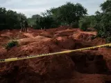 Agujeros excavados tras la exhumación de cadáveres en la fosa común de Shakahola, a las afueras de la ciudad costera de Malindi.