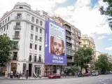Podemos ha colocado hoy una lona en la calle Goya de Madrid, en pleno barrio de Salamanca, sobre el hermano de Ayuso.
