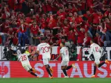 Los jugadores del Sevilla, celebrando el gol de Lamela
