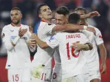 Varios futbolistas del Sevilla celebran el pase a la final de la Europa League.
