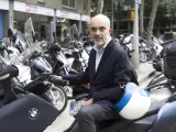 El candidato del PP, Daniel Sirera, sobre su moto, cerca de la sede de su partido.