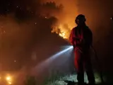 Trabajos de extinci&oacute;n en el incendio en Las Hurdes.