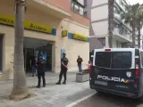 Agentes de la Policía Nacional, frente a la oficina de Correos de Melilla.