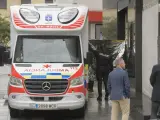 Agentes de la Policía Nacional y una UVI móvil, en la calle Facetos de Oviedo, donde dos mellizas han muerto tras precipitarse desde un sexto piso del edificio donde vivían.