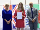 La princesa Leonor posa durante su graduación con el diploma que acredita los estudios de Bachillerato Internacional que ha cursado en el UWC Atlantic College de Gales (Reino Unido).