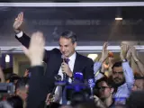El primer ministro de Grecia y líder de la conservadora Nueva Democracia (ND), Kyriakos Mitsotakis, celebra con sus simpatizantes los resultados electorales.
