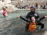 La policía detiene a una activista de Last Generation en la Fontana di Trevi