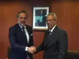 Los presidentes de las Cámaras de Comercio de Madrid y Cuba durante la firma del documento.