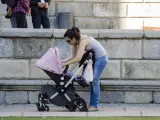 Una mujer con un carrito de bebé en una foto de archivo.