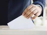 Hombre introduciendo el voto en la urna