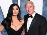 Jeff Bezos y Lauren Sanchez, en la fiesta de Vanity Fair en los Oscars 2023.