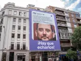 La Junta Electoral permite que la lona de Podemos sobre el hermano de Ayuso continúe en la calle Goya