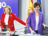 La vicepresidenta primera y ministra de Economía, Nadia Calviño (i), y la ministra de Política Territorial y portavoz del Gobierno, Isabel Rodríguez (d), a su llegada a una rueda de prensa posterior al Consejo de Ministros, a 23 de mayo de 2023, en Madrid (España).