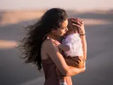 Madre abrazando a su hijo