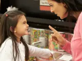 Rabieta de una niña en el supermercado
