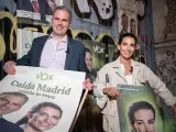 La candidata autonómica, Rocío Monasterio, y el municipal, Ortega Smith, durante la pegada de carteles de Vox Madrid