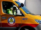 Una ambulancia sale de la Base 0 de SAMUR - Protección Civil.